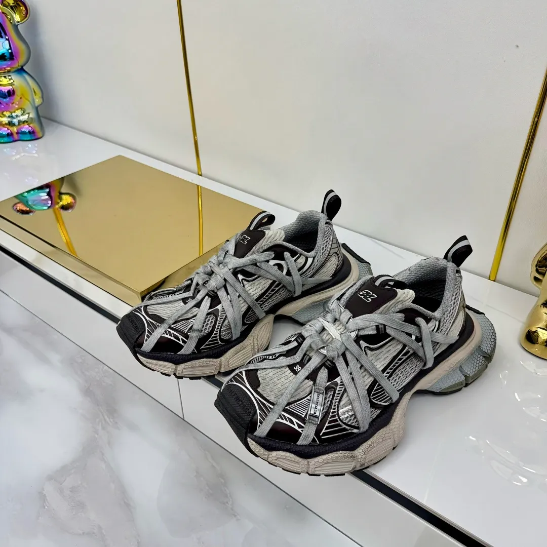 👟👟Ex-factory price 820👟👟 Balenciaga Balenciaga's latest popular 9th generation 3XL Sneaker Spider-Man series, couple's dad shoes, original purchase, development and production. Balenciaga 3XL Sneaker's overall shoe shape draws on the creative ideas of Balenciaga Track and Balenciaga Runner. It is equivalent to removing the outer frame of the Track shoe body while inheriting the streamlined shape and shape of the Runner. Track flat toe, new color matching, the entire shoe body is integrated into the spider binding shoelace design decoration, the exaggerated shape is more prominent. Fabric: original customized imported technical fabric + mesh inner lining: original customized breathable mesh lining. Outsole: original molded 5-layer ultra-light MD combination rubber sole. Bottom thickness: 5CM. Size: 35-45. Original packaging.